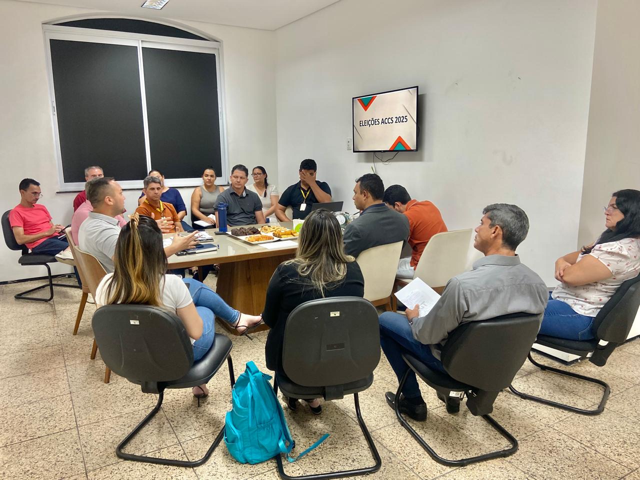 pessoas sentadas ao redor de uma mesa durante uma reunião